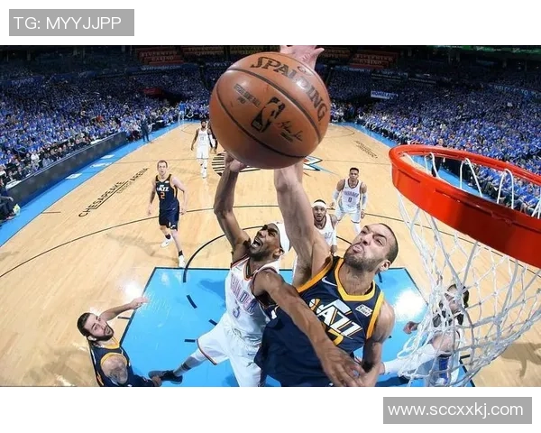 雷霆与爵士激战正酣大比分对决引发球迷热议与期待